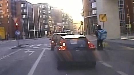 Wolt-lähetti (kuvassa oikealla) ajaa päin punaisia ylikomisario Dennis Pastersteinin jakamalla videolla.