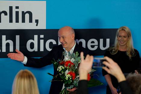 Kristillisdemokraattien ehdokas Kai Wegner juhli ovensuukyselyiden tuloksia Berliinissä sunnuntaina.