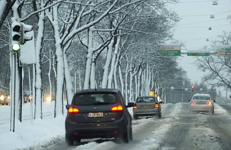 Lumisissa olosuhteissa autoilijan on viisainta laskea nopeutta ja ennakoida tulevia tilanteita.