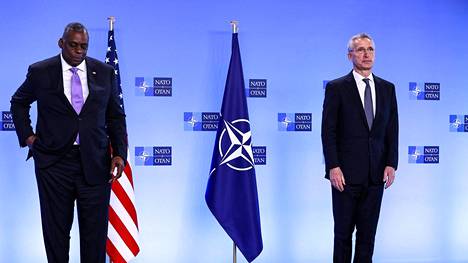 Yhdysvaltojen puolustusministeri Lloyd Austin ja Naton pääsihteeri Jens Stoltenberg asettuivat rinta rinnan kuvaan keskiviikkona Brysselissä, jossa Nato päätti Yhdysvaltojen perässä vetää joukot 20 vuotta kestäneestä Afganistan-operaatiosta.