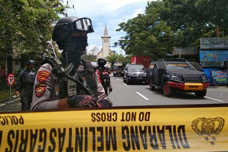 Aseistetut poliisit eristivät Makassarissa sijaitsevan katolisen kirkon iskun jälkeen.