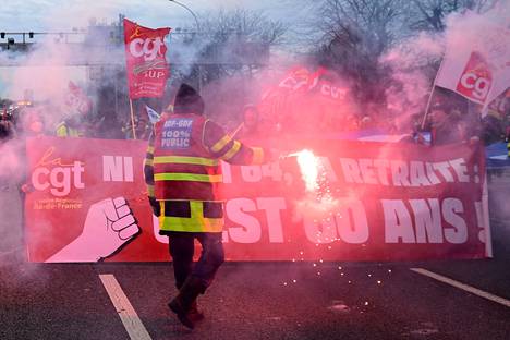 Ranskan suurin ammattiliitto CGT marssi valosoihtujen kanssa Pariisissa perjantaina.