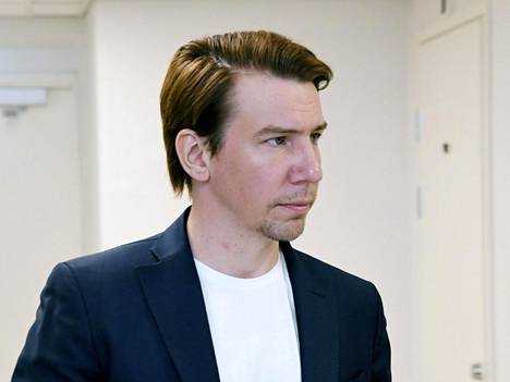 Näyttelijä Aku Hirviniemi vastasi syytteisiin Kanta-Hämeen käräjäoikeudessa Hämeenlinnassa 17. toukokuuta.
