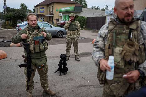Ukrainalaissotilaita kuvattuna maanantaina tauolla Harkovan alueen venäläisiltä vapautetussa kylässä.