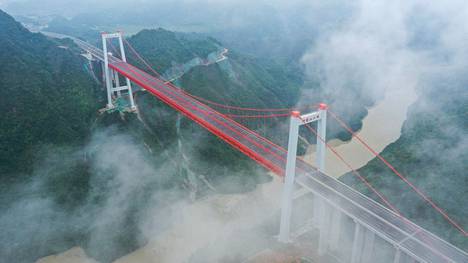 Kiinassa uutta infrastruktuuria on liikaa ja se on liian laadukasta, sanoo professori Michael Pettis. Kuvassa toukokuun lopussa avattu Guiyangin ja Huangpingin välillä olevan moottoritien silta.