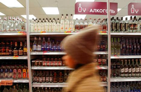 Supermarketin vodkahylly Moskovassa huhtikuussa 2020.