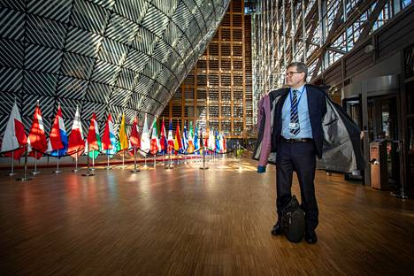 The Europa building is the latest creation in the EU's administrative districts, which has garnered praise for its architecture.  In addition to Coreper meetings, ministerial and summit meetings are held in Brussels.  Markku Keinänen in the lobby of Europe.