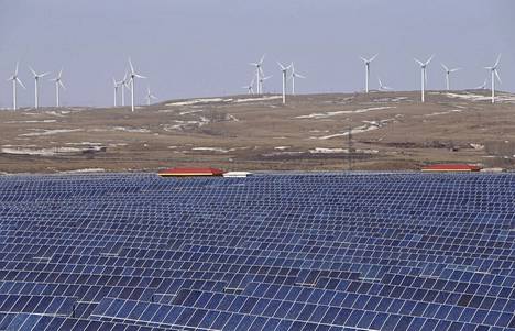 Kiinassa Hebein maakunnassa on rinnakkain laaja aurinkopaneelikenttä ja tuulivoimalapuisto.