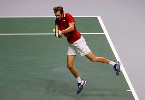 Venäjän Daniil Medvedev varmisti Venäjälle paikan Davis Cupin finaalissa Kroatiaa vastaan.