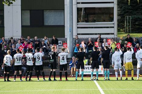 Ykkösessä pelaavien Tammisaaren EIF:n ja Valkeakosken Hakan pelaajat näyttivät rasismille punaista korttia ennen ottelun alkua kaudella 2018.