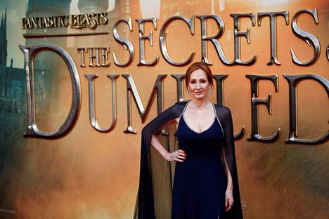 J.K. Rowling Ihmeotukset ja niiden olinpaikat – Dumbledoren salaisuudet -elokuvan ensi illassa maaliskuussa 2022.