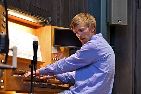 Norjalaisen Alf Hulbækmon säveltämä ja sanoittama Skumringsbarda oli Espoon April Jazzin ohjelmassa huhtikuussa 2020, jolloin se piti esittää Temppeliaukion kirkossa. Nyt orkesteriteos toteutettiin Tapiolan kirkossa.
