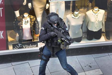 Tukholman poliisi vartioi tapahtumapaikkaa kaupungin keskustassa.