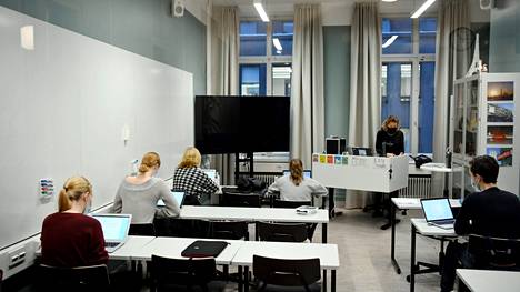  Oppilaita Ressun lukiossa, Helsingissä, 26. marraskuuta 2020