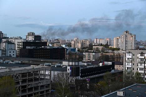 Euroopan jälleenrakennus- ja kehityspankki arvioi, että Ukrainan kansantalous supistuu tänä vuonna 30 prosenttia Venäjän aloittaman hyökkäyssodan takia. Kuva Kiovasta Venäjän 18. huhtikuuta tekemien iskujen jälkeen. 
