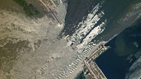 Satelliittikuva Kahovkan tuhoutuneesta padosta.