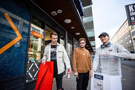 On top of the shop, Kai-Erik Nuutinen got a red carpet and a showcase where the precious ES can was for sale.  Friends Alexander Zewi and Miska Merikukka left Turku for a shopping trip.