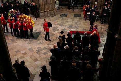 Kuningattaren arkku Westminster Abbeyssa.