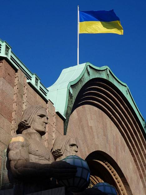 Ukrainan lippu kuvattuna päärautatieasemalla maaliskuun alussa.