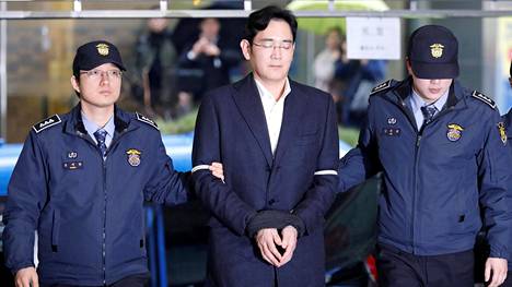 Poliisit taluttivat Samsungin johtajan ja perijän Jay Y. Leen kuulusteluihin helmikuussa 2017. Leen väitetään maksaneen lähes 40 miljoonaa Yhdysvaltojen dollaria lahjuksia Etelä-Korean presidentti Parkin ystävättärelle.