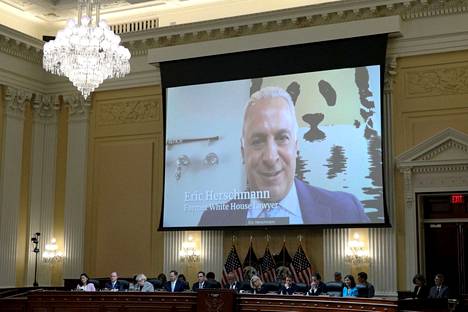 Valkoisen talon entisen asianajajan Eric Herschmannin videoitu todistus esitettiin valiokunnalle tiistaina Washington D.C.:ssä.