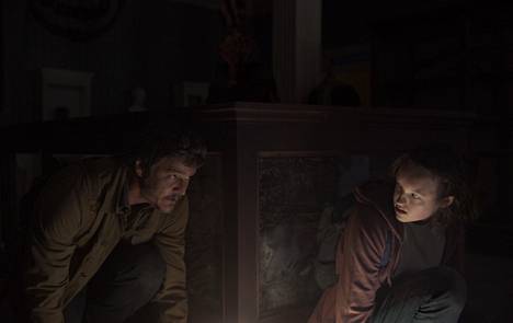 Pedro Pascal esittää Joelia ja Bella Ramsey Ellietä The Last of Us -sarjaversiossa.