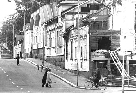 Kotka's oldest wooden house area will be lost when the shopping hall plot is renovated. The peaceful Papinkatu is feared to become congested.