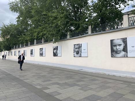 Muun muassa Sadovaja-Spasskajan kadulle Moskovan keskustaan on pystytetty valokuvanäyttely sodan keskellä elävistä Donbasin lapsista. Heidän on kuvattu vuonna 2017. Näyttely on ollut esillä ainakin myös Pietarissa.