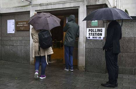 Lontoolaiset jonottivat äänestämään Islingtonissa torstaina.