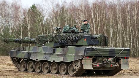 Puolan armeijan kouluttaja opasti ukraianalaisia sotilaita Leopard 2 -taistelupanssarivaunun käytöön Swietoszowissa helmikuussa.