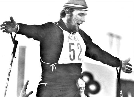 Apulaisurheiluohjaaja Juha Mieto lennähtää ilmaan 50 kilometrin kilpailun jälkeen. Hän teki historiaa voittamalla kaikki hiihdon henkilökohtaiset Suomen mestaruudet; kaksi mestaruutta kaiken lisäksi samoissa kilpailuissa kotipitäjässään Kurikassa.