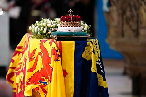 Kuningattaren arkku esillä  St. Gilesin katedraalissa.