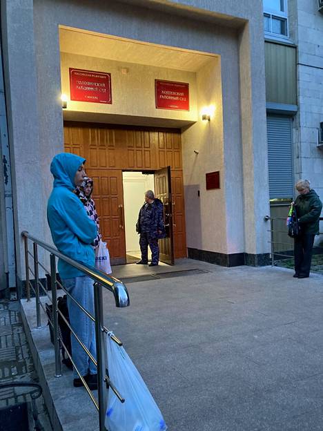 Mielenosoituksessa pidätettyjen omaisia ja läheisiä odottamassa oikeudenkäyntien päättymistä moskovalaisen alueoikeustalon ulkopuolella torstai-iltana.