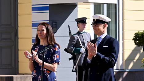 Presidentti Alexander Stubb ja puoliso Suzanne Innes-Stubb vastaanottivat vapputervehdyksiä Presidentinlinnan pihalla vappupäivänä.