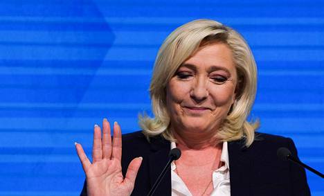 Marine Le Pen piti puhetta sunnuntaina ensimmäisen kierroksen tulosennusteen selvittyä. Putinin Venäjän ihailijana aiemmin tunnettu Le Pen on vaalien viime metreillä ja sodan aikana ottanut etäisyyttä Venäjään ja kutsunut Venäjän tekoja sotarikoksiksi.