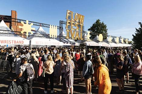 Ihmiset jonottivat sisäänpääsyä Flow-festivaalille Helsingin Suvilahdessa elokuussa.