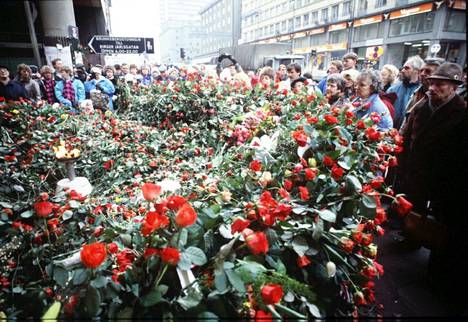 Pääministeri Olof Palmen murhapaikka Sveavägenillä peittyi kukkiin vuonna 1986.
