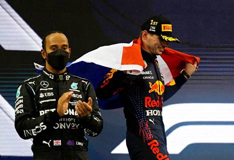 Lewis Hamilton oli pettynyt ja Max Verstappen riemuissaan kauden viimeisen kilpailun jälken.