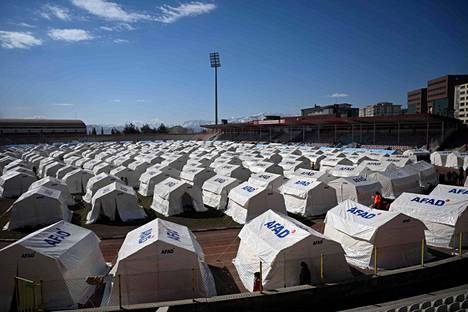 Maanjäristyksessä kodittomiksi jääneille asukkaille oli noussut telttaleiri Kahramanmaraşissa sijaitsevalle urheilukentälle keskiviikkona.