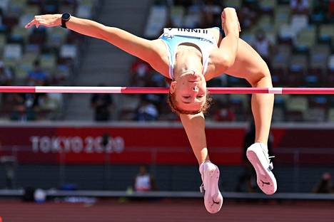 Ella Junnila edustaa Suomea korkeushypyssä. Kuva Tokion olympialaisista.