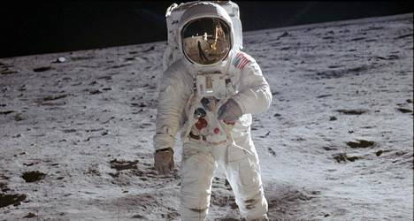 Salaliittoteoreetikot epäilevät, otettiinko tämä kuva Kuussa vai ei. Yleisen käsityksen mukaan se otettiin Kuun pinnalla 20. heinäkuuta 1969 ja kuvassa on astronautti Buzz Aldrin.