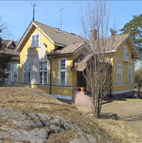 Sibeliuksen puistossa sijaitseva huvila Bråvalla myydään asunnoiksi.