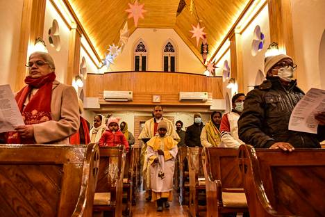 Jouluaaton katolinen messu Holy Family -kirkossa Srinagarissa, Intiassa.