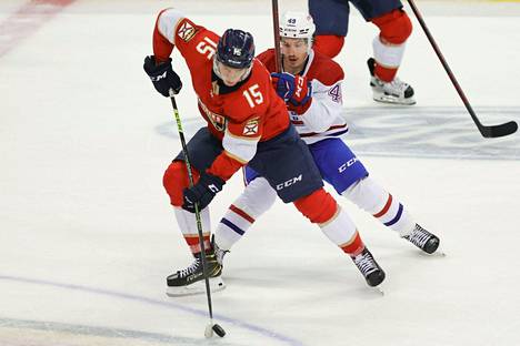 Floridan Anton Lundell (edessä) suojasi kiekkoa Montrealin Rafaël Harvey-Pinardilta 1. tammikuuta pelatussa NHL-ottelussa.