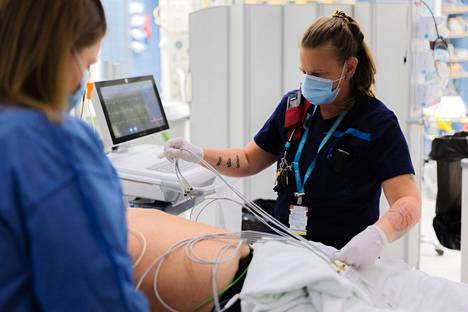 Sairaanhoitaja Päivi Koivula hoiti potilasta Turun yliopistollisen keskussairaalan päivystyksessä elokuun alussa.