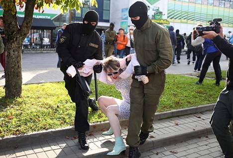 Valko-Venäjän poliisi otti kiinni naisen oppositiota tukevassa mielenosoituksessa Minskissä lauantaina.