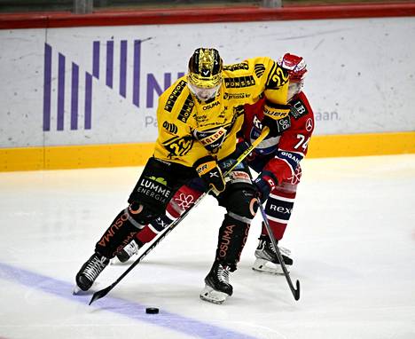 Aapeli Räsänen piti HIFK:n Julius Nättisen selkänsä takana joukkueiden kohtaamisessa Stadin jäähallissa viime viikolla.