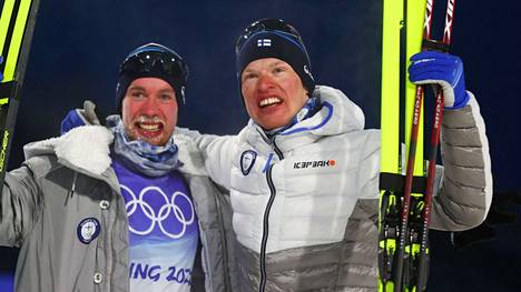 Joni Mäki ja Iivo Niskanen hiihtivät hopealle parisprintissä.