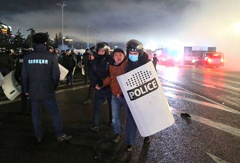 Viranomaiset ottivat mielenosoittajia kiinni Almatyssa keskiviikkona.