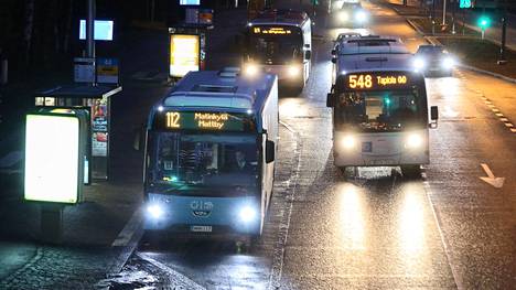 Rikokset tapahtuivat bussissa Espoossa. Kuvan linja-autot eivät liity tapaukseen.